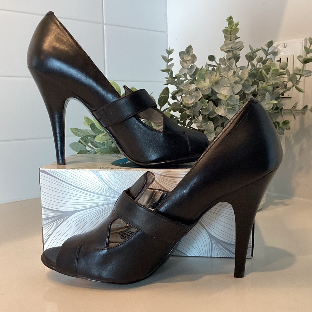 BCBG Paris Elegant Black Leather Women's T-Strap Heels Sz 8.5 - Picture 4 of 7